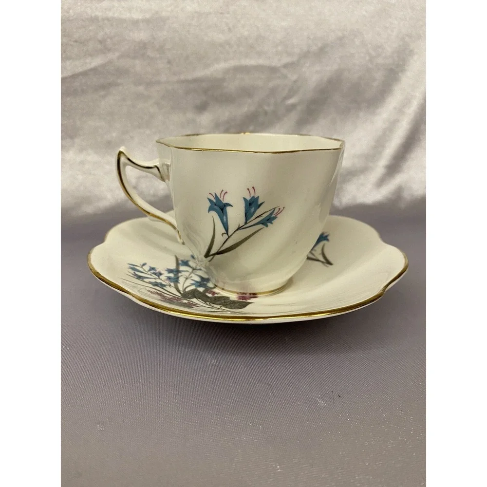 VNTG 1960's Crown Mark bone china floral Tea cup & saucer Set England PreOwned